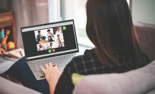 Reuniones vía Zoom, ¿Qué atuendos son ideales para una videoconferencia?