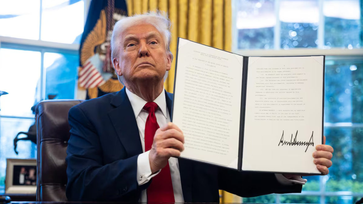 Trump impone aranceles del 25% a autos, pero exenta piezas de México y Canadá