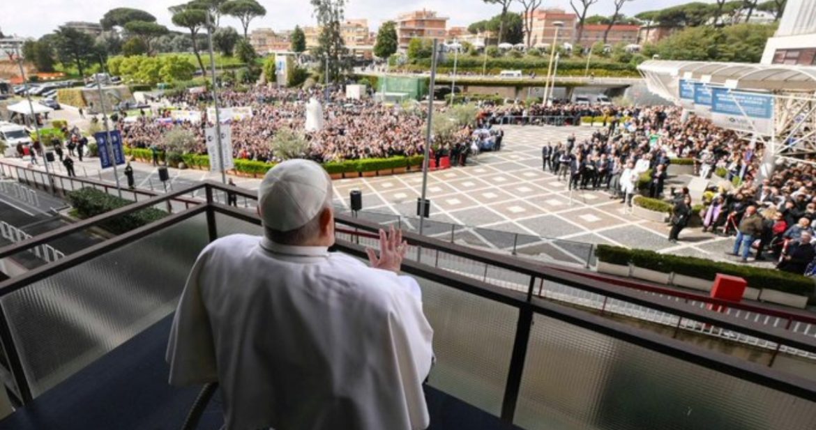 El papa Francisco reaparece en público