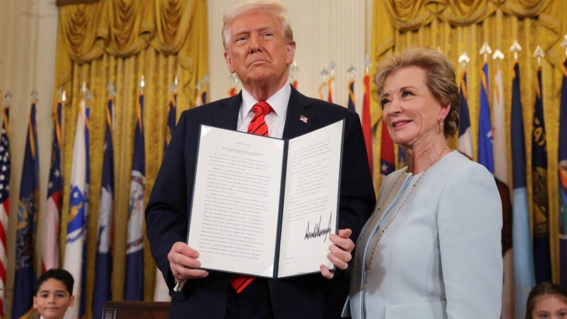 Trump insinúa posible tercer mandato en 2028: «Mucha gente quiere que lo haga»