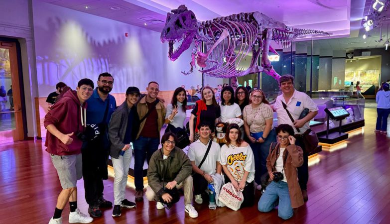 La comitiva Anáhuac Mayab posa junto a Sue, en el Museo de Historia Natural de Chicago