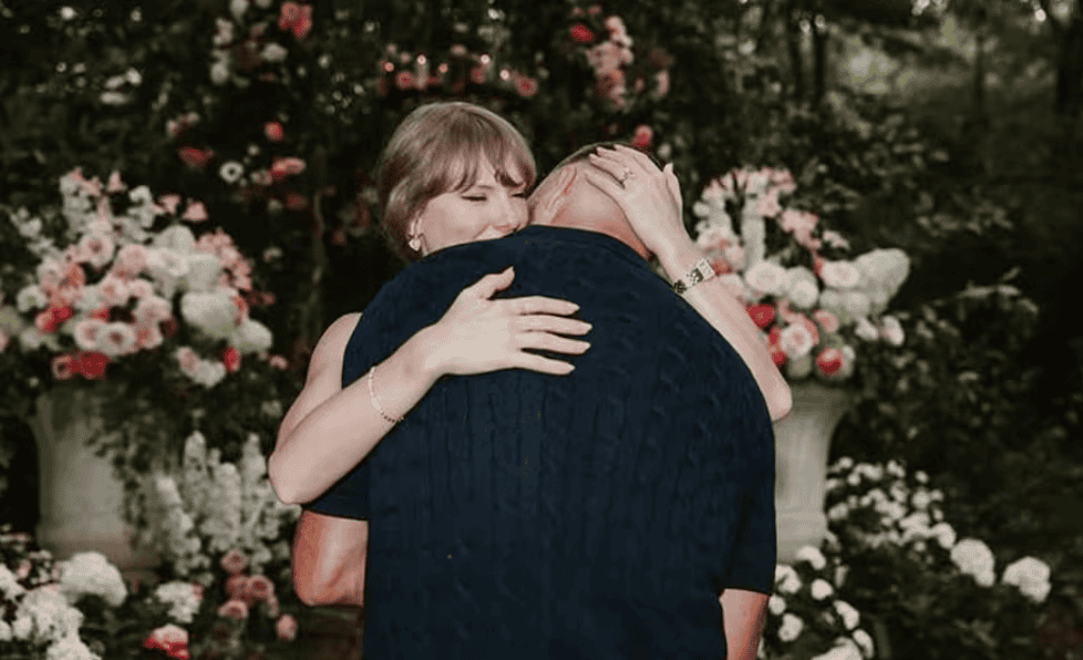 ¡Taylor Swift y Travis Kelce anuncian su compromiso!