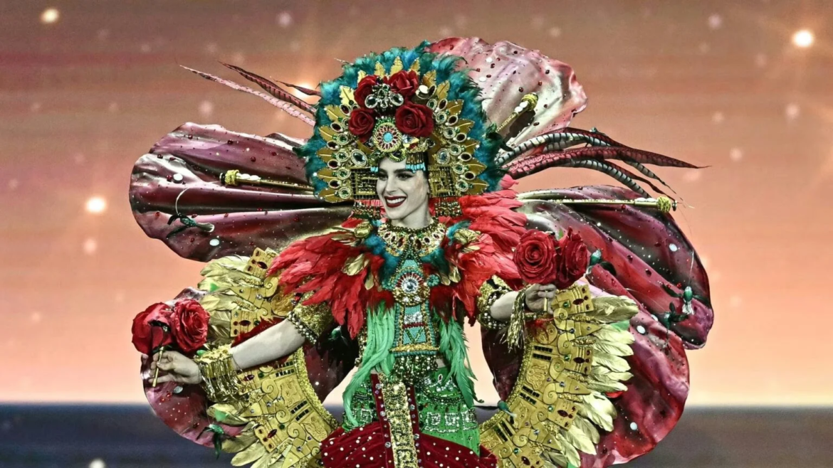 Fátima Bosch rinde homenaje a la diosa mexica Xochiquétzal con su traje típico en Miss Universo 2025