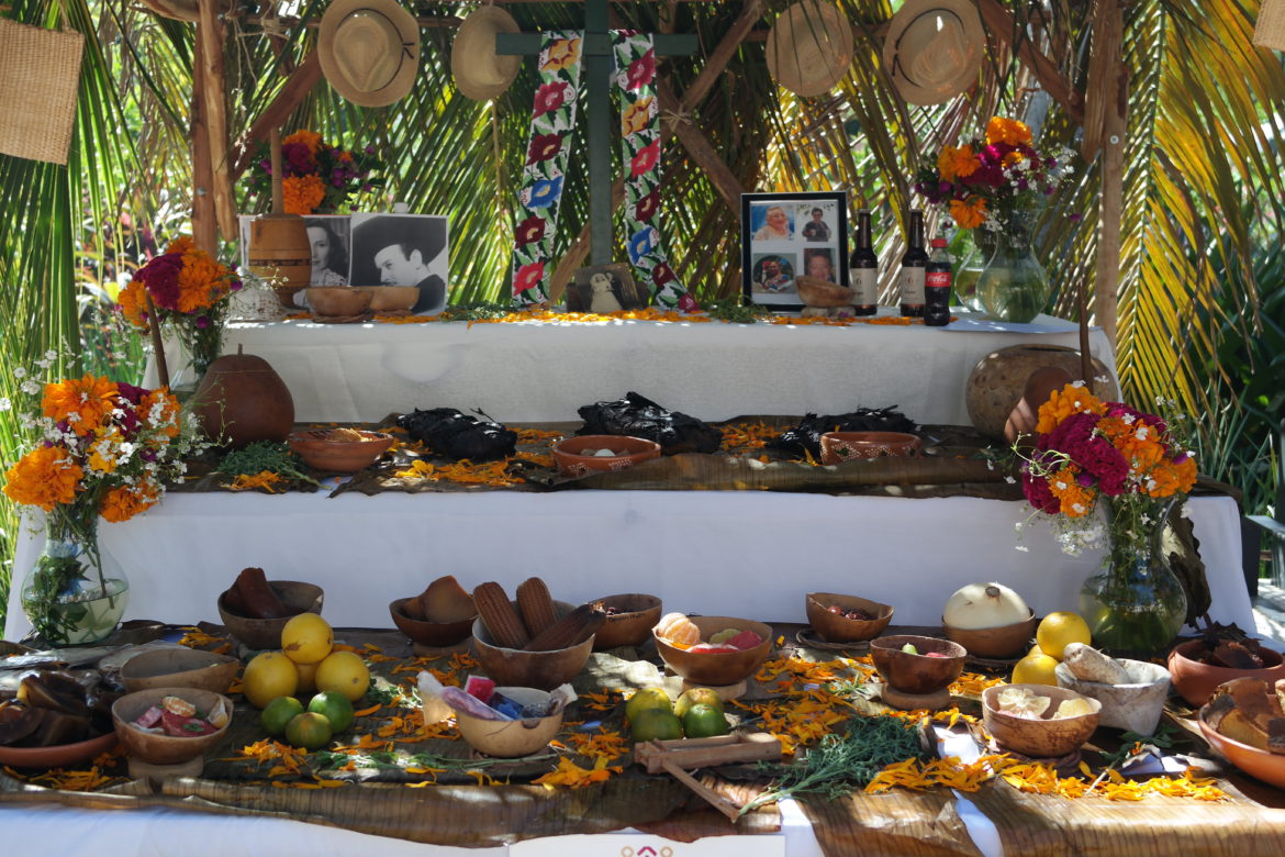 Entre velas y disfraces; el Día de Muertos desde Mérida