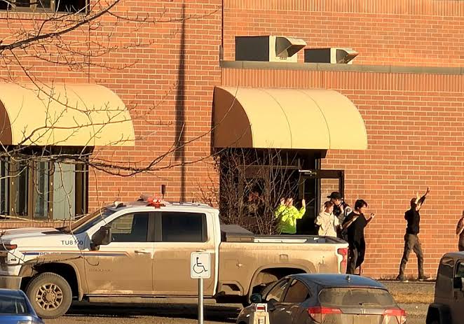 Atentado en la escuela Tumbler Reach, paraliza a la sociedad