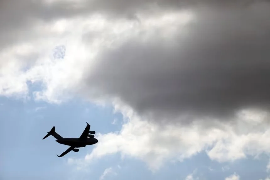 Estados Unidos gastó más de 40 millones de dólares para deportar migrantes a terceros países: informe del Senado