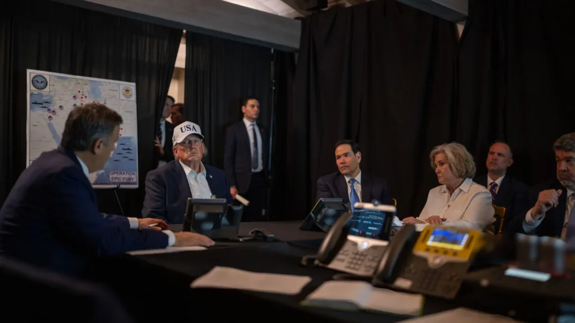 Trump supervisa ataques a Irán desde Mar-a-Lago con sala de crisis improvisada