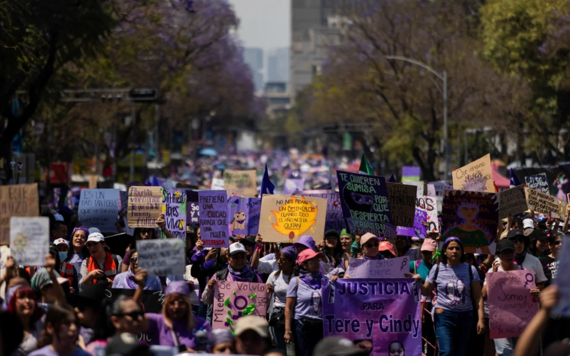 Más de 100 mil mujeres marchan en CDMX durante el 8M; Sheinbaum destaca carácter pacífico de las protestas