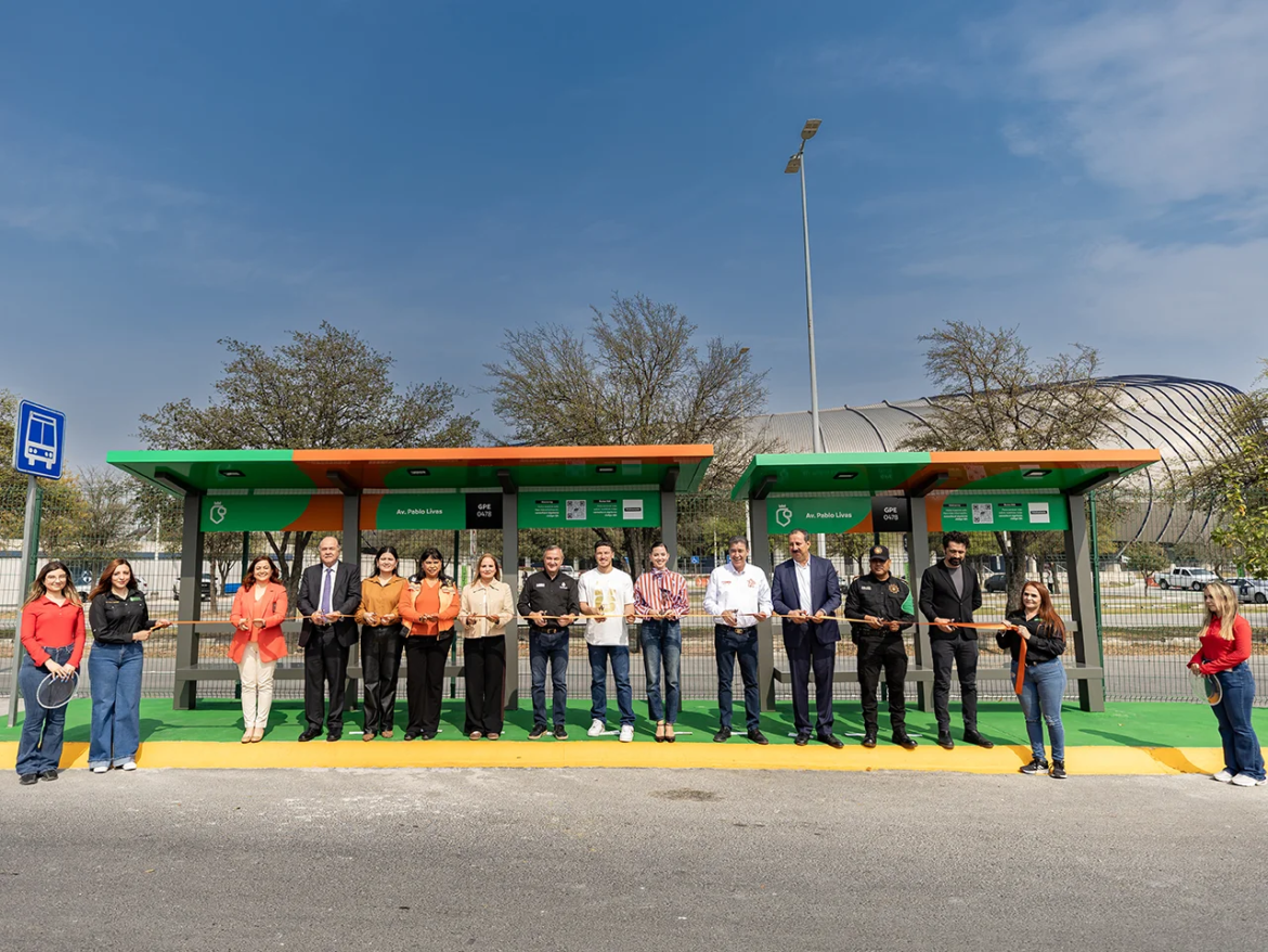 Gobierno de Nuevo León entrega parabuses y nuevas unidades de transporte para mejorar la movilidad en el área metropolitana